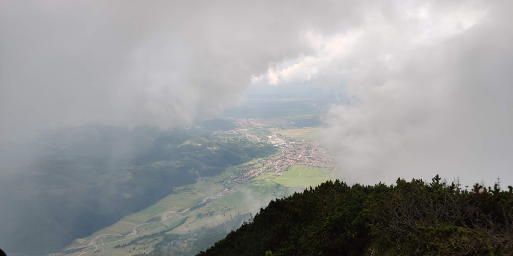 Priveliste spre Zarnesti de pe Varful Turnu Priveliste spre Zarnesti de pe Varful Turnu