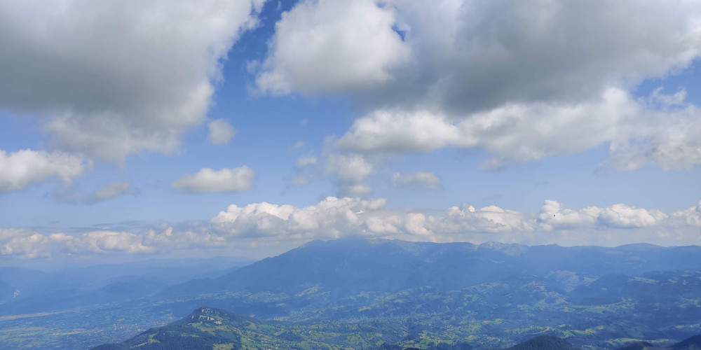 Culoarul Rucar - Bran si Bucegii Culoarul Rucar - Bran si Bucegii vazuti de pe creasta Pietrei Craiului